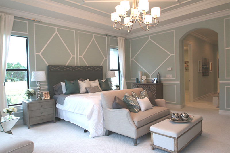 マイアミにあるトランジショナルスタイルのおしゃれな寝室 (グレーとクリーム色) のインテリア