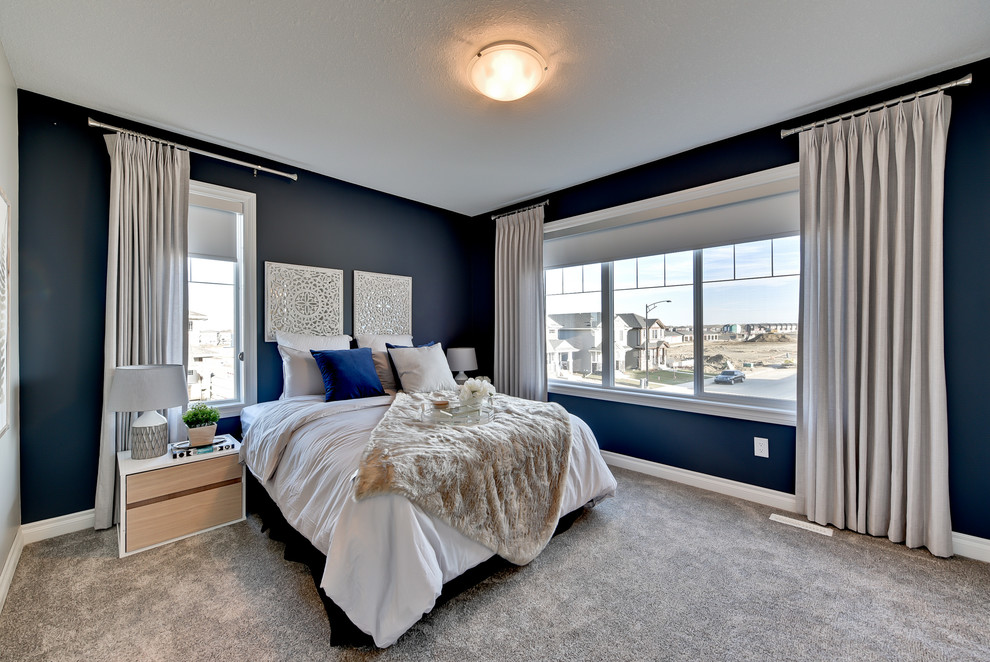 Mittelgroßes Shabby-Look Hauptschlafzimmer ohne Kamin mit blauer Wandfarbe und Teppichboden in Edmonton