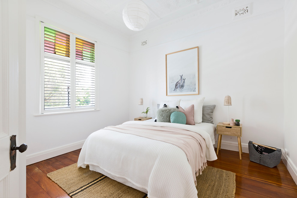 シドニーにあるトランジショナルスタイルのおしゃれな客用寝室 (白い壁、無垢フローリング、暖炉なし、茶色い床、グレーとブラウン)