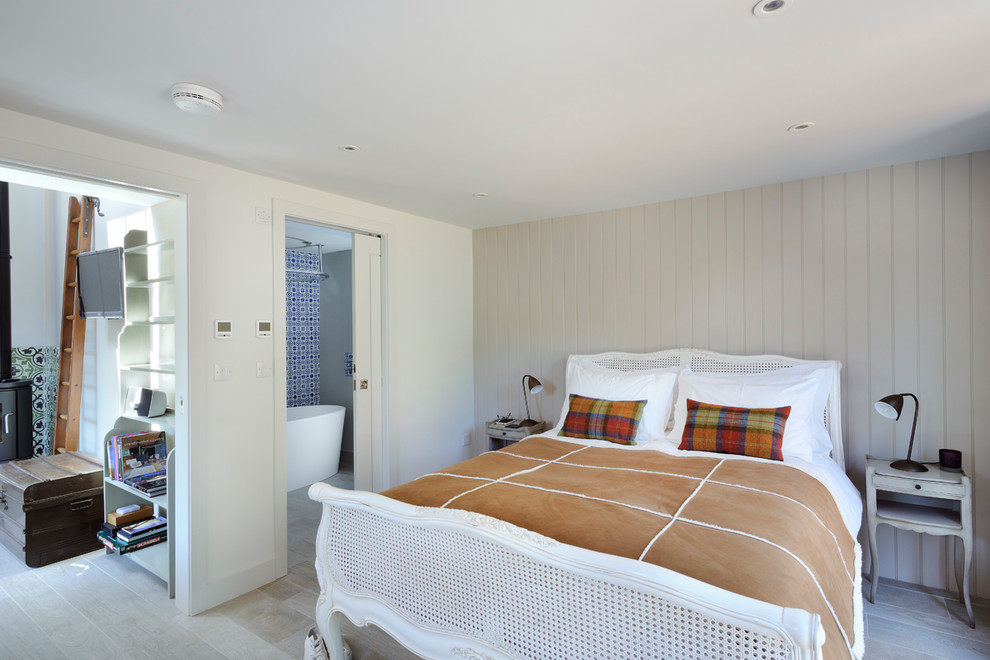 Modelo de dormitorio principal marinero de tamaño medio con suelo gris y paredes beige