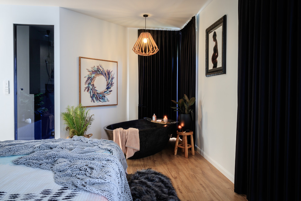 Источник вдохновения для домашнего уюта: хозяйская спальня в современном стиле с белыми стенами, полом из винила и коричневым полом
