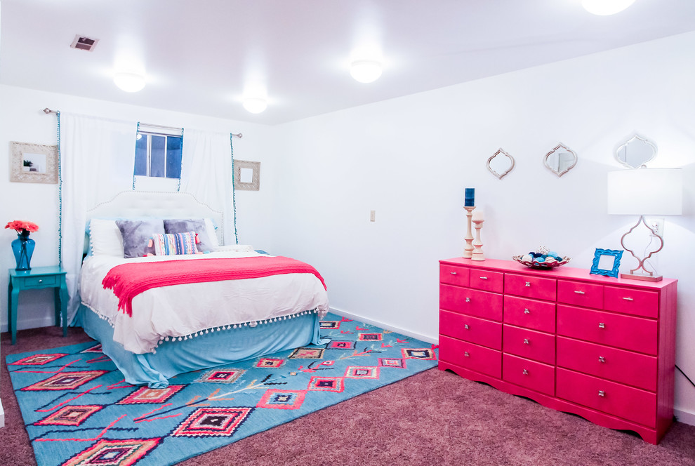 Imagen de habitación de invitados bohemia de tamaño medio con paredes blancas y moqueta