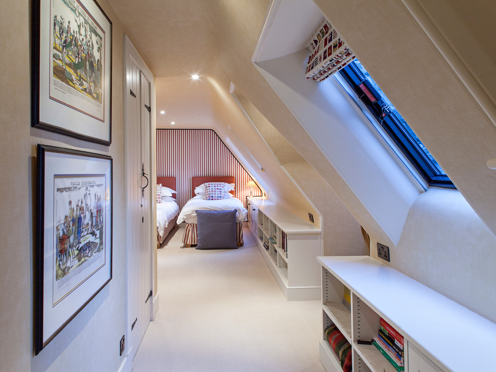 Klassisches Schlafzimmer mit beiger Wandfarbe und Teppichboden in London