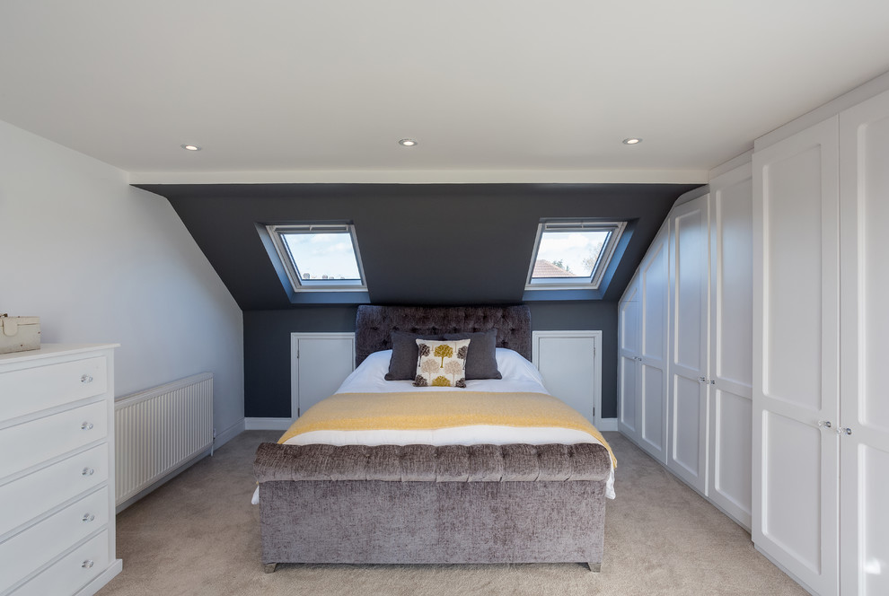 Diseño de dormitorio contemporáneo con paredes blancas, moqueta y suelo beige