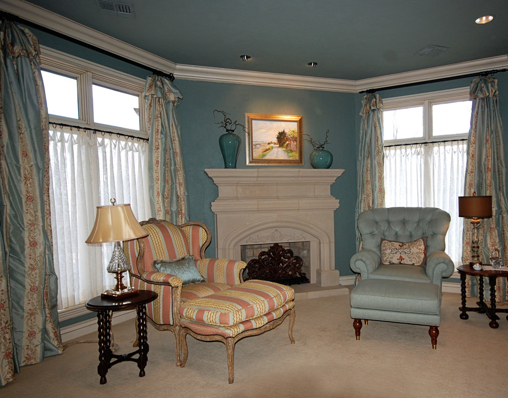 Diseño de dormitorio principal clásico renovado de tamaño medio con paredes azules, moqueta, todas las chimeneas y marco de chimenea de piedra