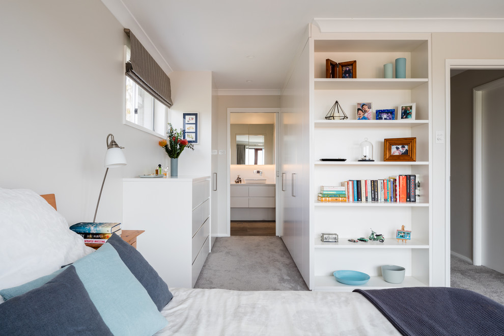 Стильный дизайн: хозяйская спальня в современном стиле с белыми стенами, ковровым покрытием и серым полом - последний тренд