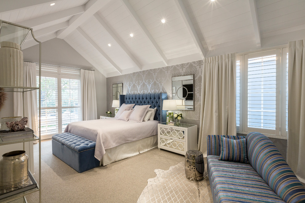 Свежая идея для дизайна: хозяйская спальня в стиле неоклассика (современная классика) с серыми стенами, ковровым покрытием и бежевым полом - отличное фото интерьера