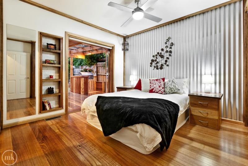 Идея дизайна: хозяйская спальня среднего размера в современном стиле с белыми стенами и паркетным полом среднего тона