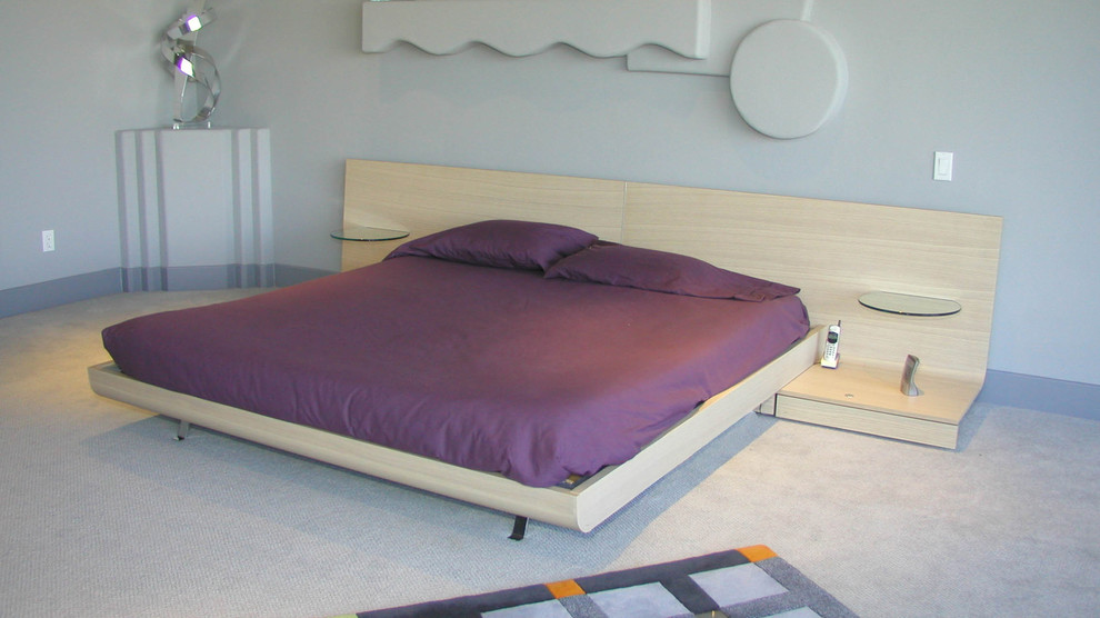 Modelo de dormitorio actual grande sin chimenea con paredes beige y moqueta