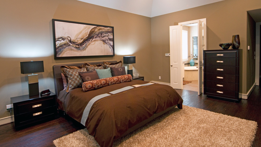 Источник вдохновения для домашнего уюта: большая хозяйская спальня в современном стиле с коричневыми стенами и темным паркетным полом без камина