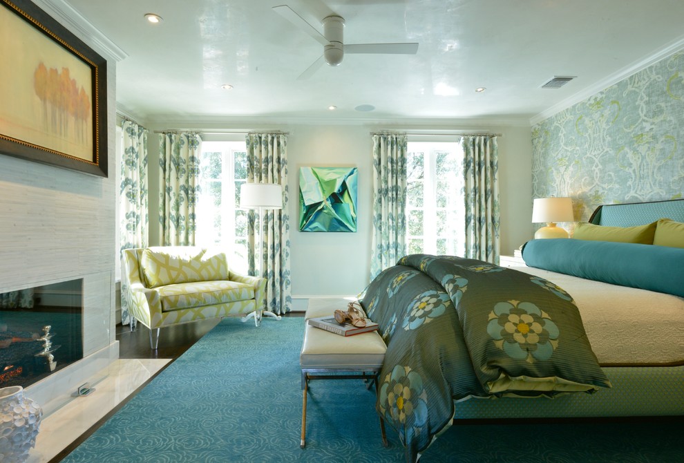Immagine di una camera degli ospiti chic con pareti grigie, parquet scuro e camino classico