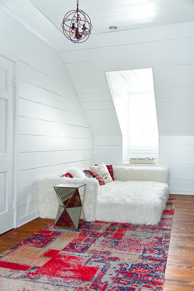 Großes Landhaus Schlafzimmer mit weißer Wandfarbe, braunem Holzboden und braunem Boden in Dallas