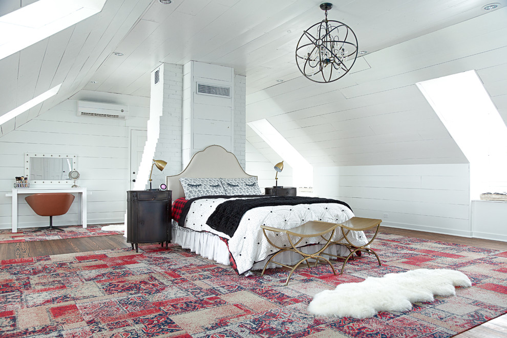 ダラスにある広いカントリー風のおしゃれな寝室 (白い壁、無垢フローリング、茶色い床)