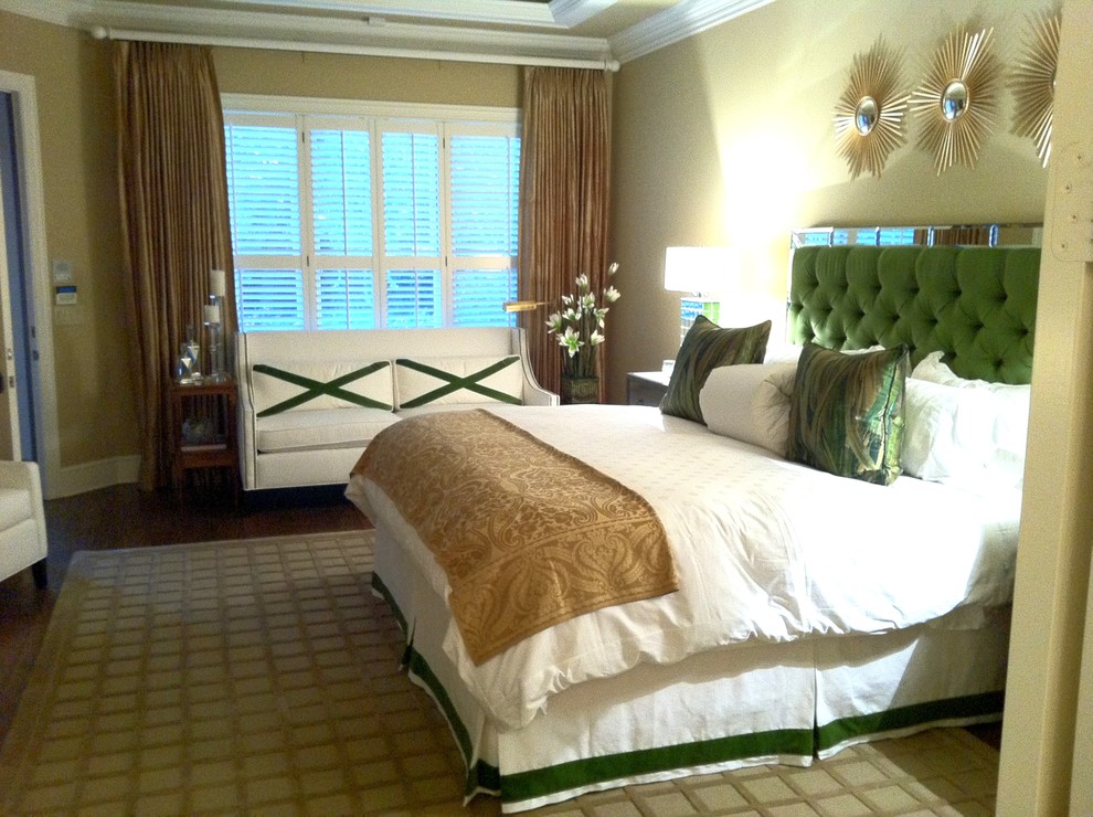 Modernes Schlafzimmer mit beiger Wandfarbe in Dallas