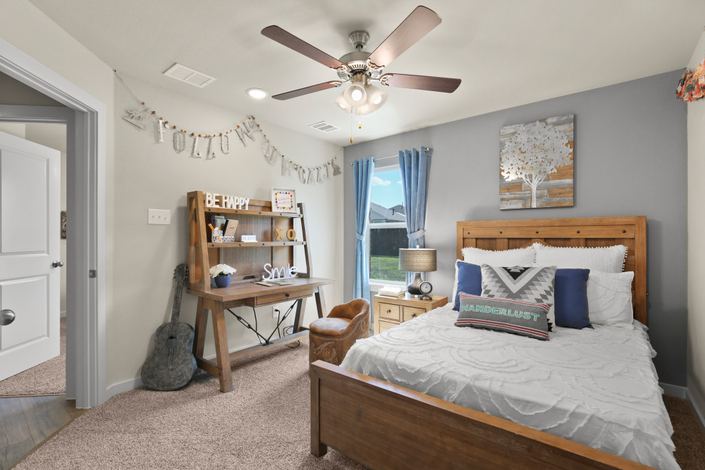 Foto de habitación de invitados contemporánea de tamaño medio con paredes beige, moqueta y suelo beige
