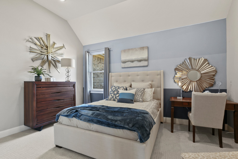 Ispirazione per una camera degli ospiti design di medie dimensioni con pareti blu, moquette e pavimento beige