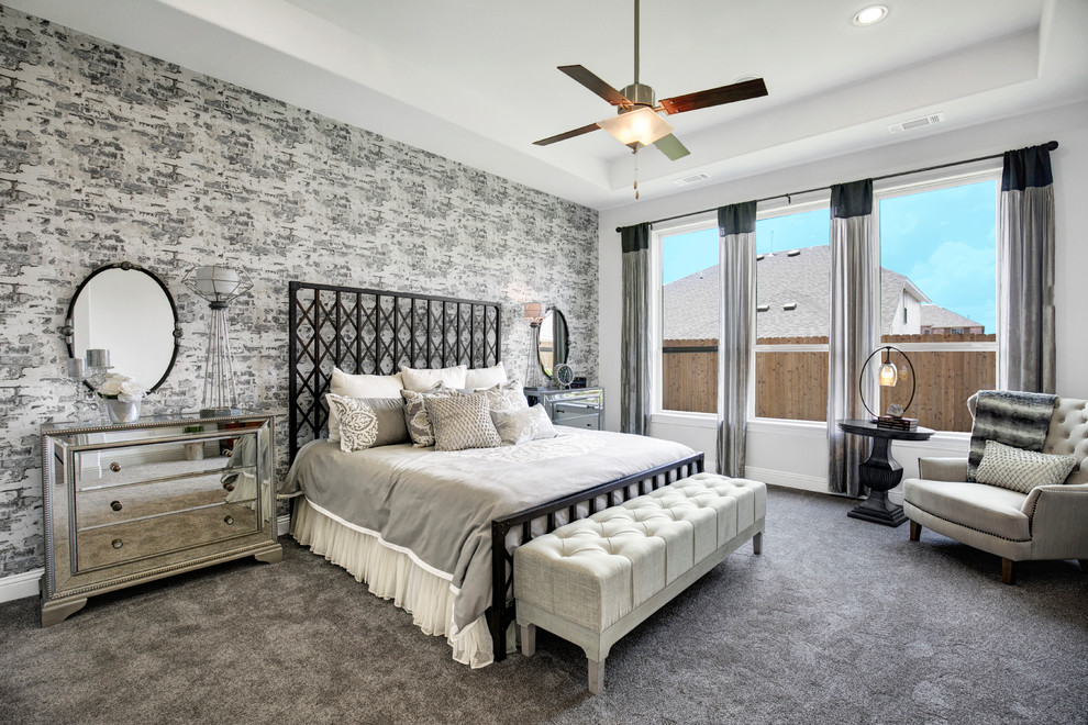Пример оригинального дизайна: большая хозяйская спальня в современном стиле с белыми стенами, ковровым покрытием и серым полом