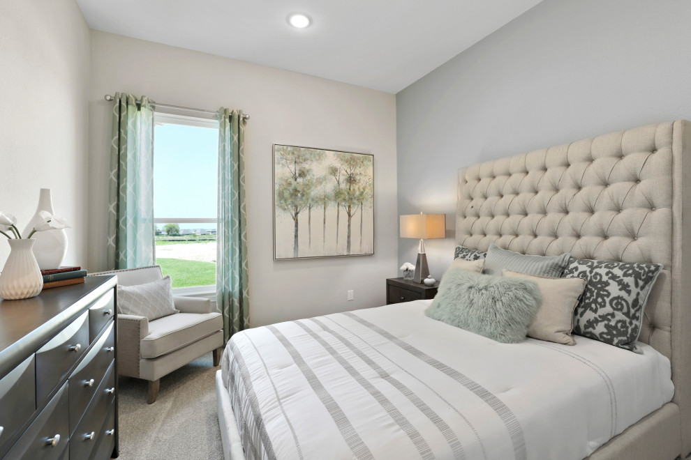 Стильный дизайн: гостевая спальня среднего размера, (комната для гостей) в стиле неоклассика (современная классика) с синими стенами, ковровым покрытием и серым полом - последний тренд
