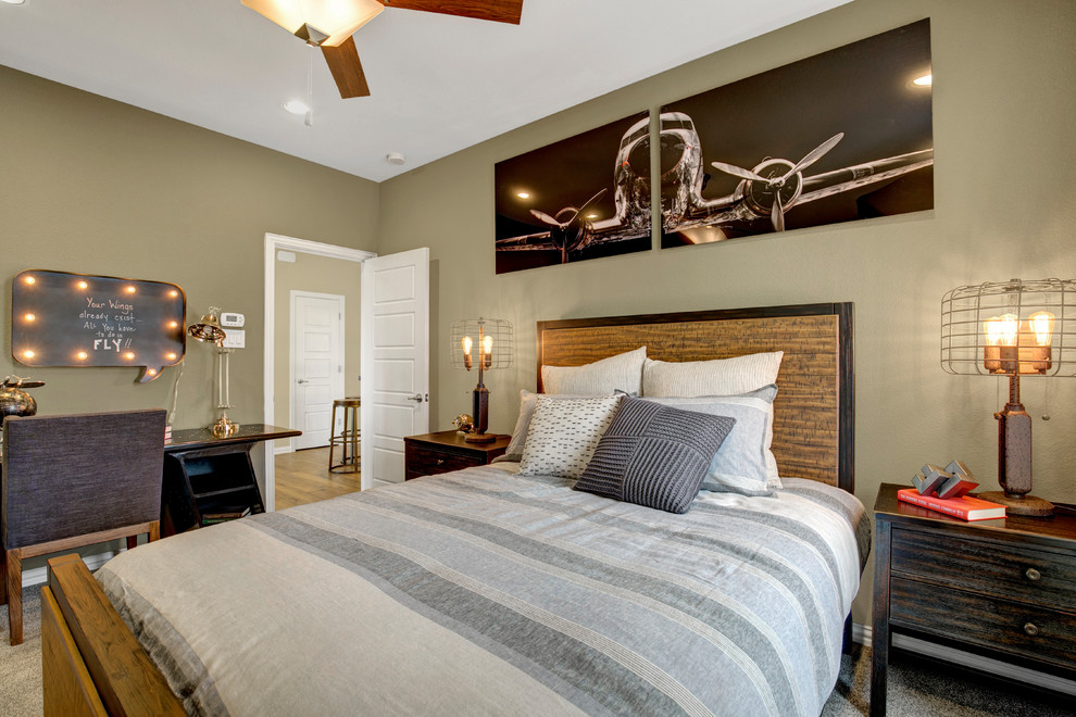 ダラスにある広いトランジショナルスタイルのおしゃれな客用寝室 (ベージュの壁、カーペット敷き、ベージュの床) のレイアウト
