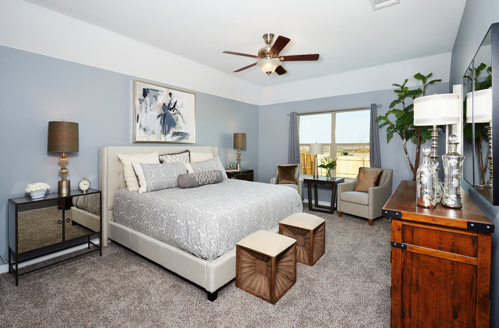 Diseño de dormitorio principal contemporáneo grande con paredes azules, moqueta y suelo beige