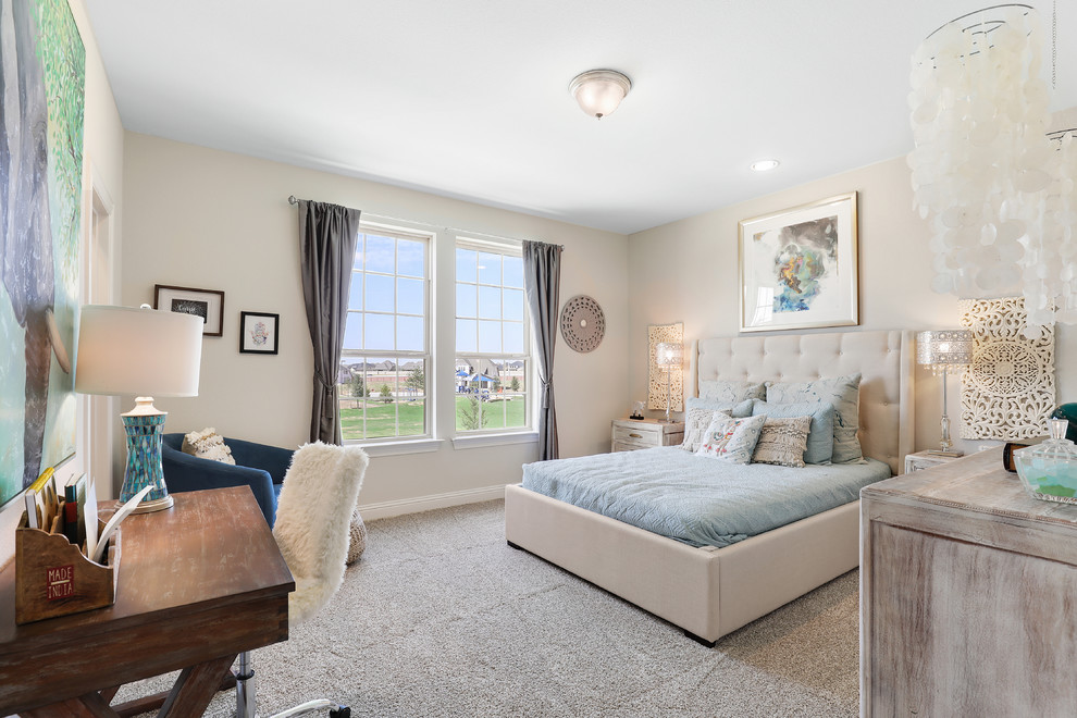 Ejemplo de habitación de invitados tradicional de tamaño medio con paredes grises, moqueta y suelo beige