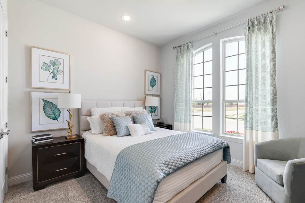 ダラスにある中くらいなトラディショナルスタイルのおしゃれな客用寝室 (グレーの壁、カーペット敷き、グレーの床)