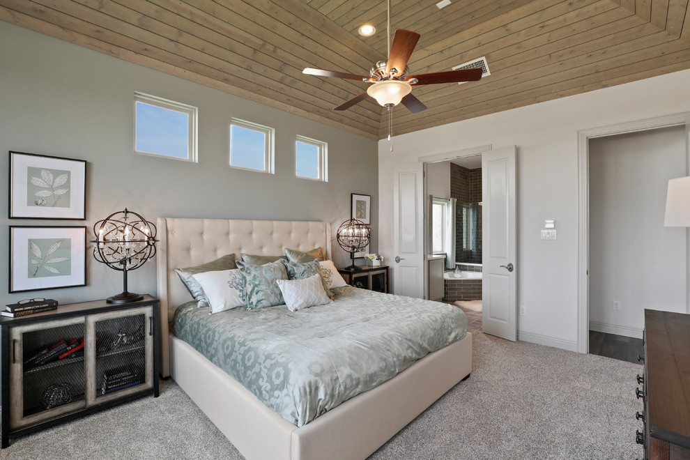 Imagen de dormitorio principal grande con paredes azules, moqueta y suelo beige