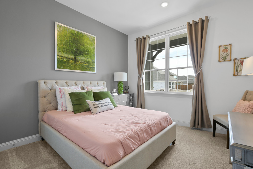 Inspiration pour une chambre design de taille moyenne avec un mur gris et un sol beige.