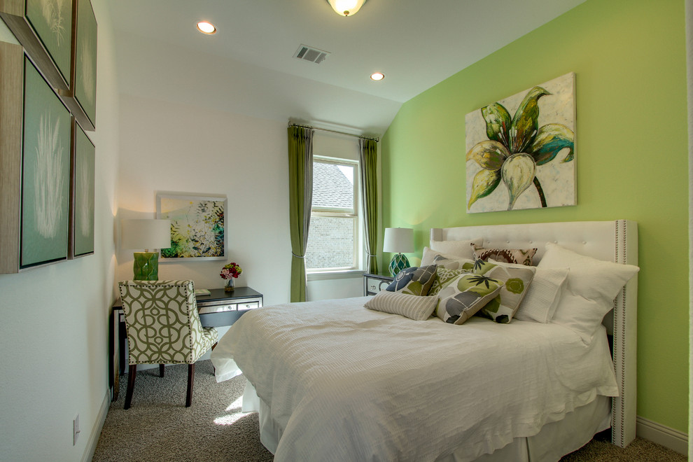 Свежая идея для дизайна: большая гостевая спальня (комната для гостей) в классическом стиле с белыми стенами и ковровым покрытием - отличное фото интерьера