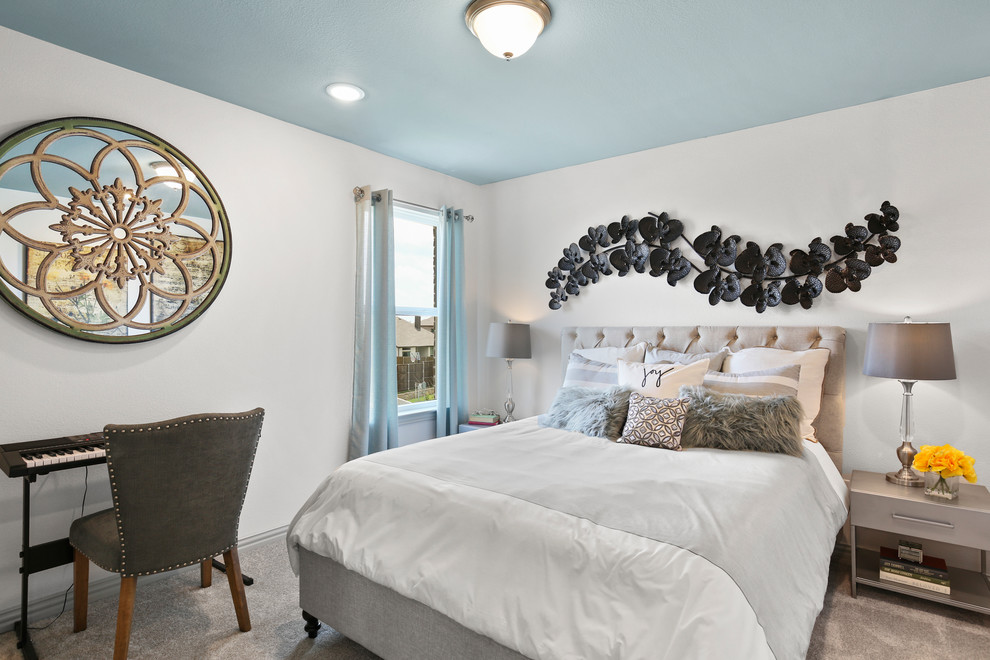 Immagine di una camera degli ospiti contemporanea di medie dimensioni con pareti bianche, moquette e pavimento beige