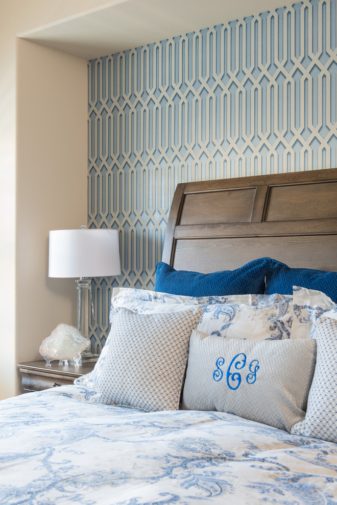 Imagen de dormitorio principal clásico renovado de tamaño medio sin chimenea con paredes azules, suelo de madera en tonos medios y suelo marrón