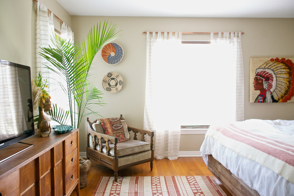 Imagen de dormitorio bohemio con paredes beige