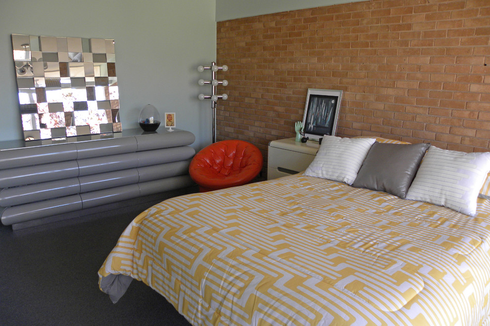 Mid-Century Schlafzimmer mit grauer Wandfarbe in Dallas