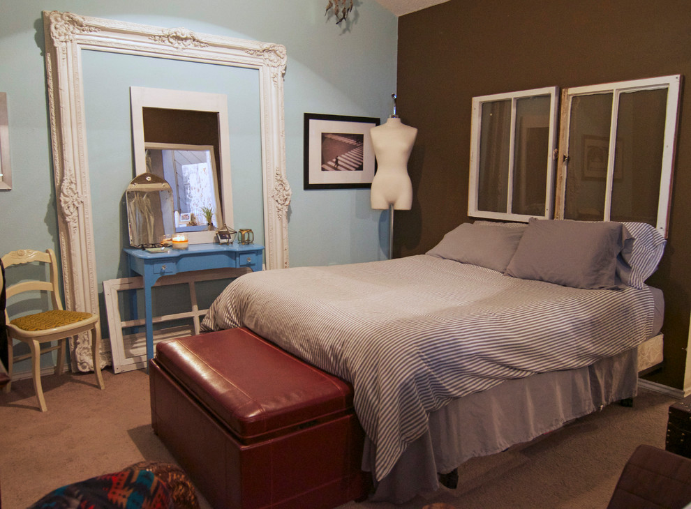 Immagine di una camera da letto stile shabby con pareti multicolore e moquette