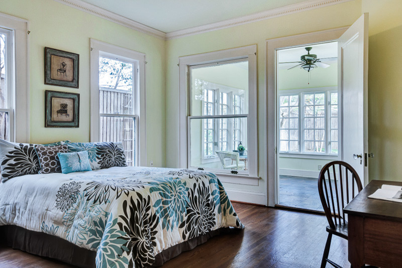 Rustikales Schlafzimmer ohne Kamin mit gelber Wandfarbe und braunem Holzboden in Dallas
