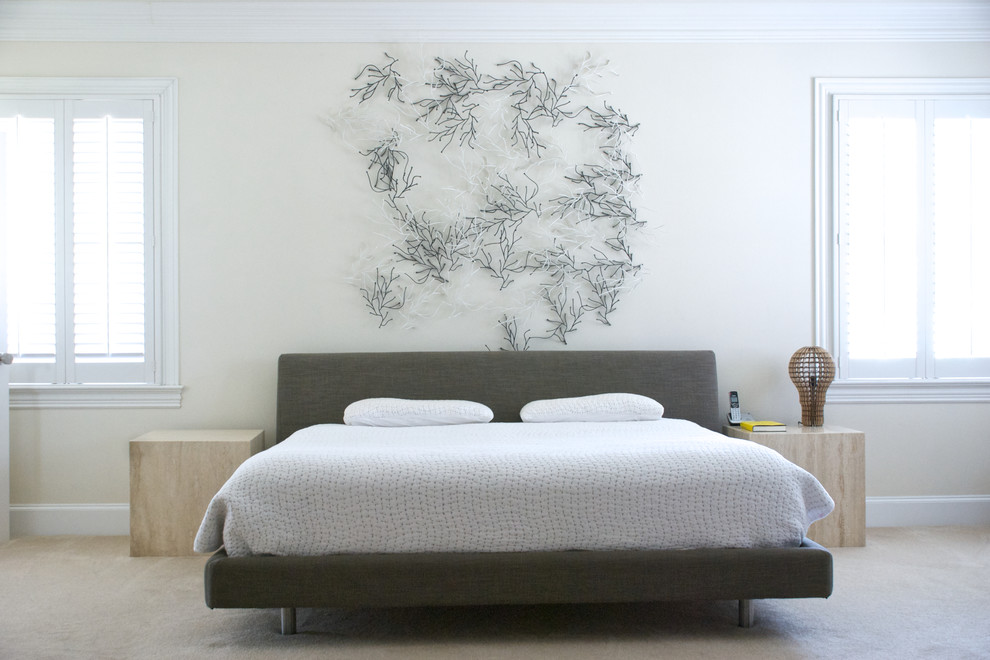 Modernes Schlafzimmer mit weißer Wandfarbe in Dallas
