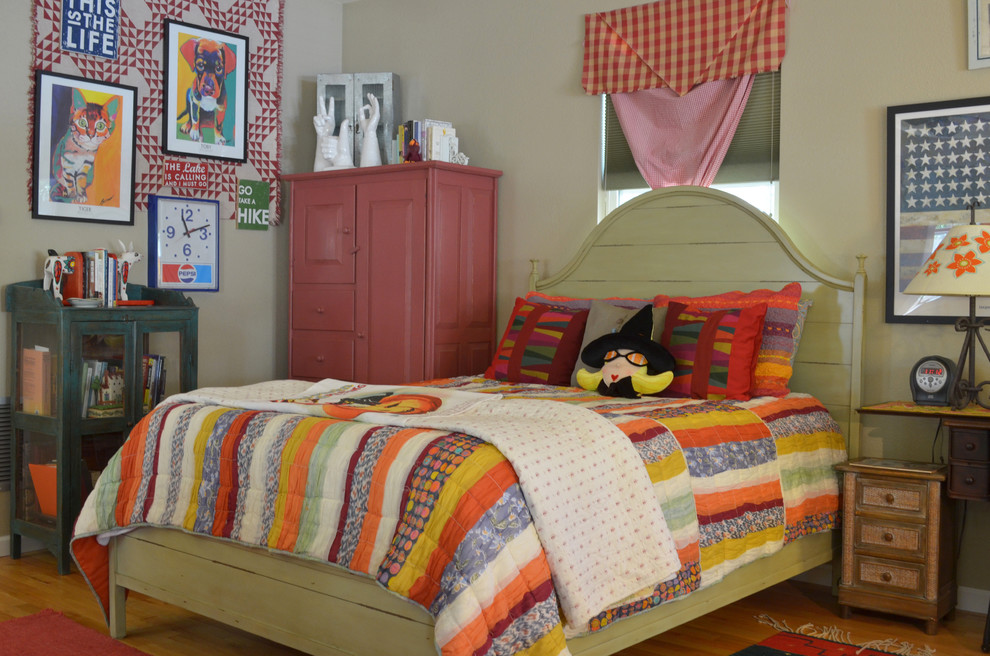 Bedroom - traditional bedroom idea in Dallas with gray walls