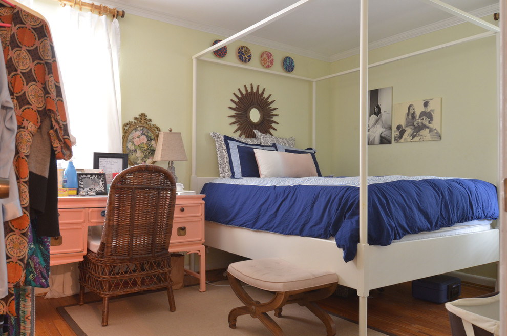 Foto de dormitorio bohemio con paredes amarillas y suelo de madera en tonos medios