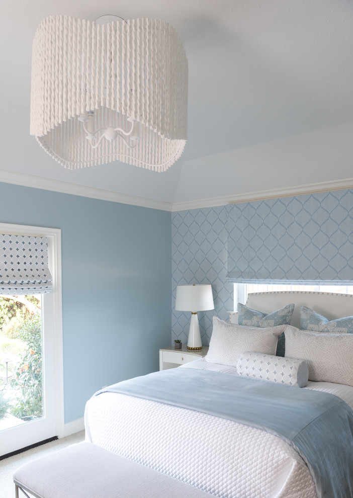 Пример оригинального дизайна: хозяйская спальня среднего размера в стиле неоклассика (современная классика) с синими стенами, ковровым покрытием и белым полом