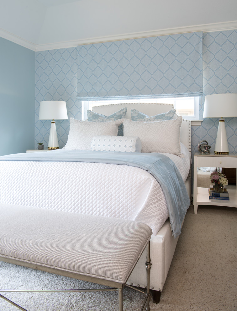 Idee per una camera matrimoniale tradizionale di medie dimensioni con pareti blu, moquette e pavimento beige