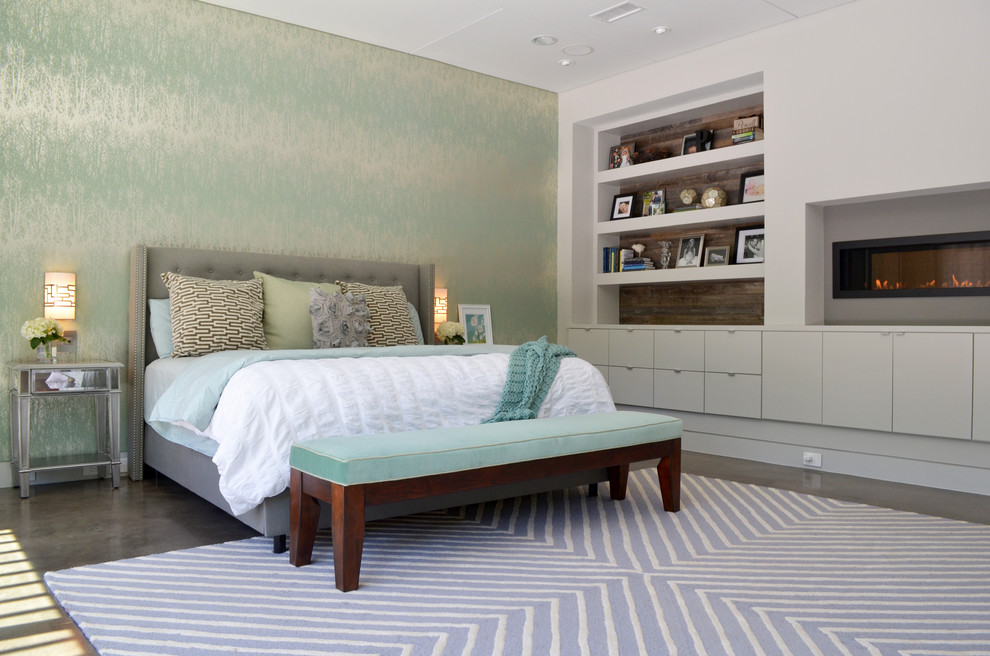 ダラスにあるコンテンポラリースタイルのおしゃれな主寝室 (緑の壁、濃色無垢フローリング、横長型暖炉) のレイアウト