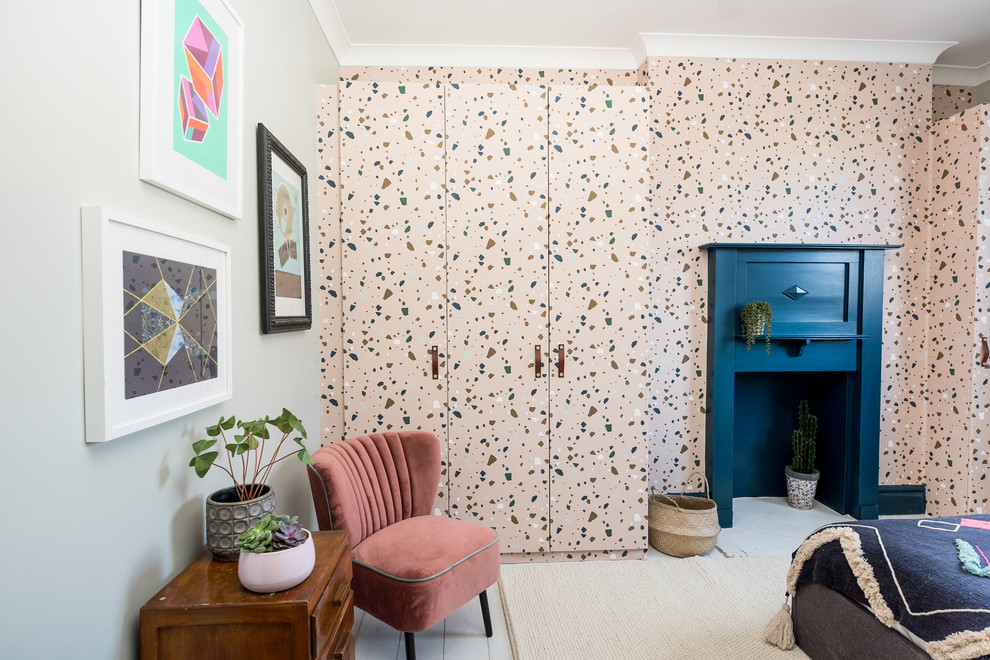 Esempio di una camera degli ospiti contemporanea di medie dimensioni con pareti blu, pavimento in legno verniciato, camino classico, cornice del camino in legno e pavimento bianco