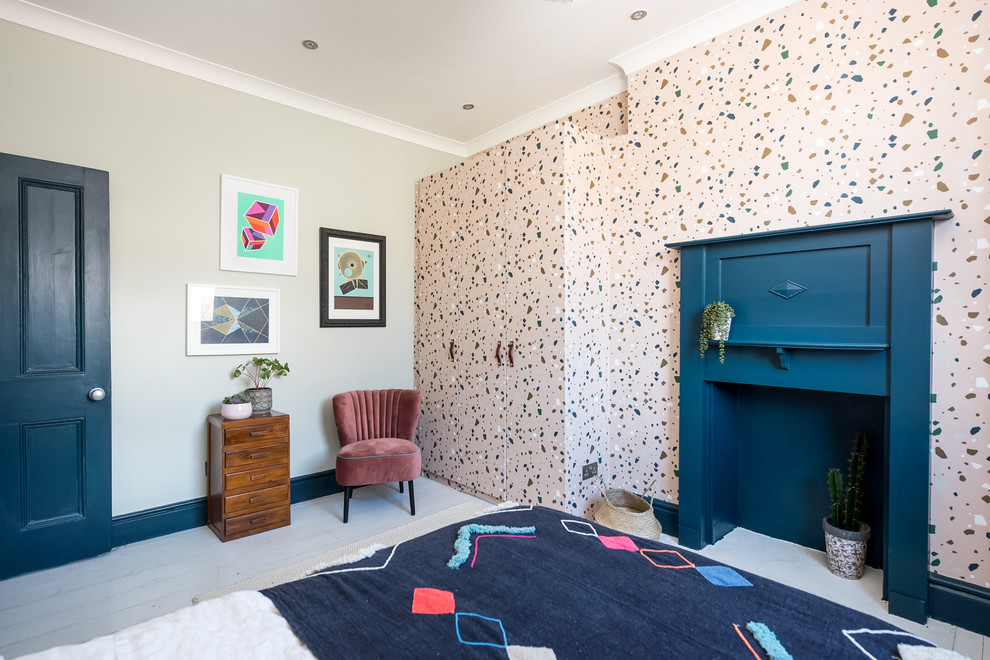 Стильный дизайн: гостевая спальня среднего размера, (комната для гостей) в современном стиле с синими стенами, деревянным полом, стандартным камином, фасадом камина из дерева и белым полом - последний тренд