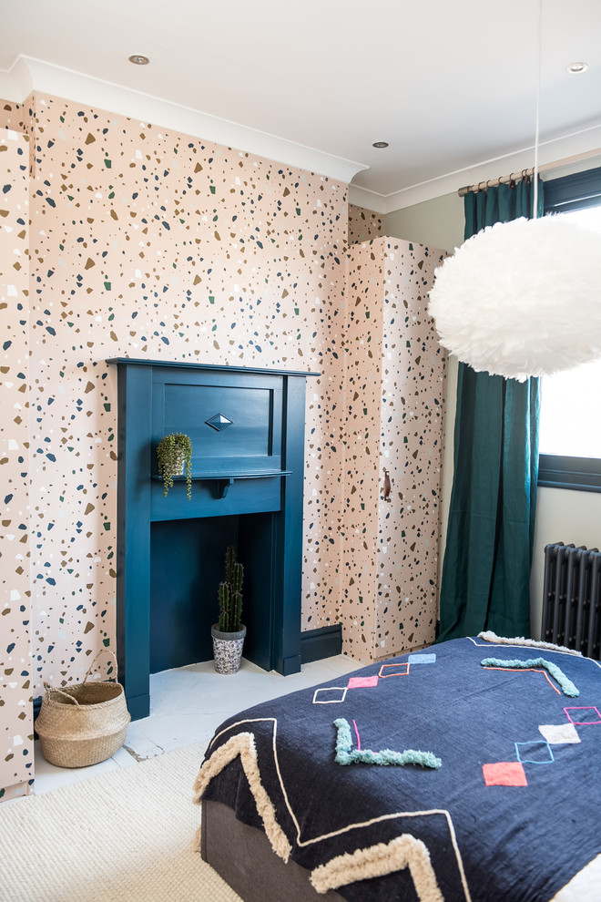 Immagine di una camera degli ospiti contemporanea di medie dimensioni con pareti blu, pavimento in legno verniciato, camino classico, cornice del camino in legno e pavimento bianco