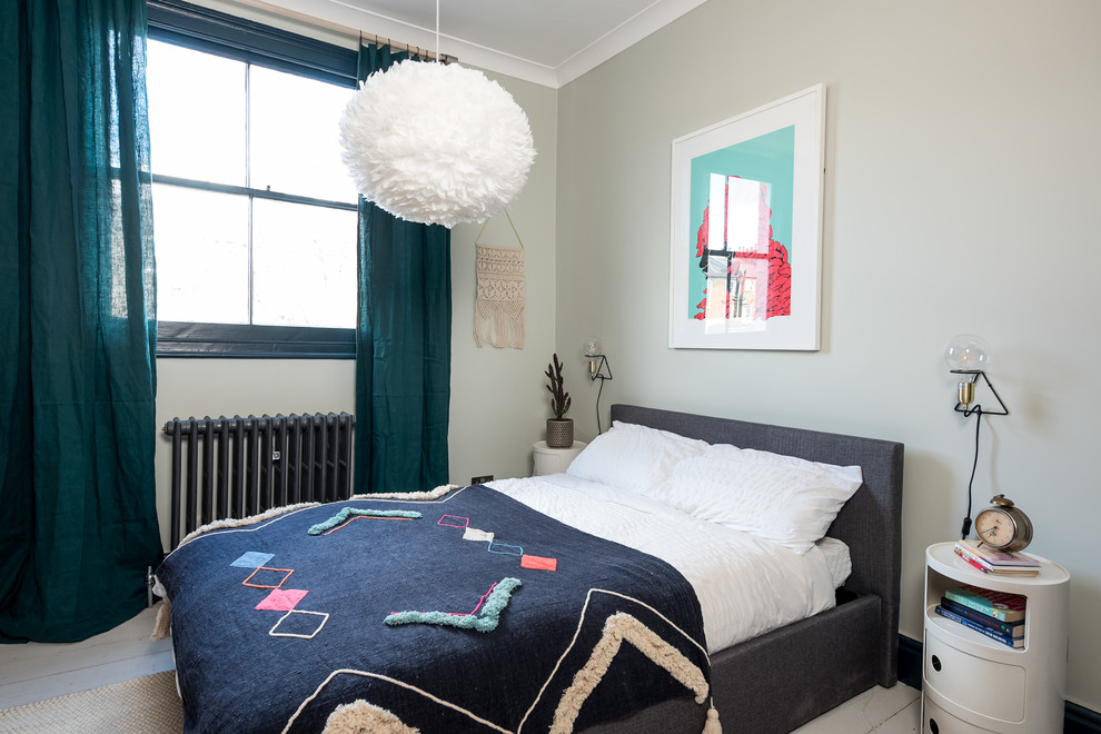 ロンドンにある中くらいなコンテンポラリースタイルのおしゃれな客用寝室 (塗装フローリング、標準型暖炉、木材の暖炉まわり、白い床、緑の壁)