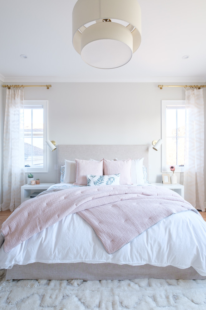 Imagen de dormitorio clásico renovado con suelo de madera en tonos medios, paredes beige y suelo marrón