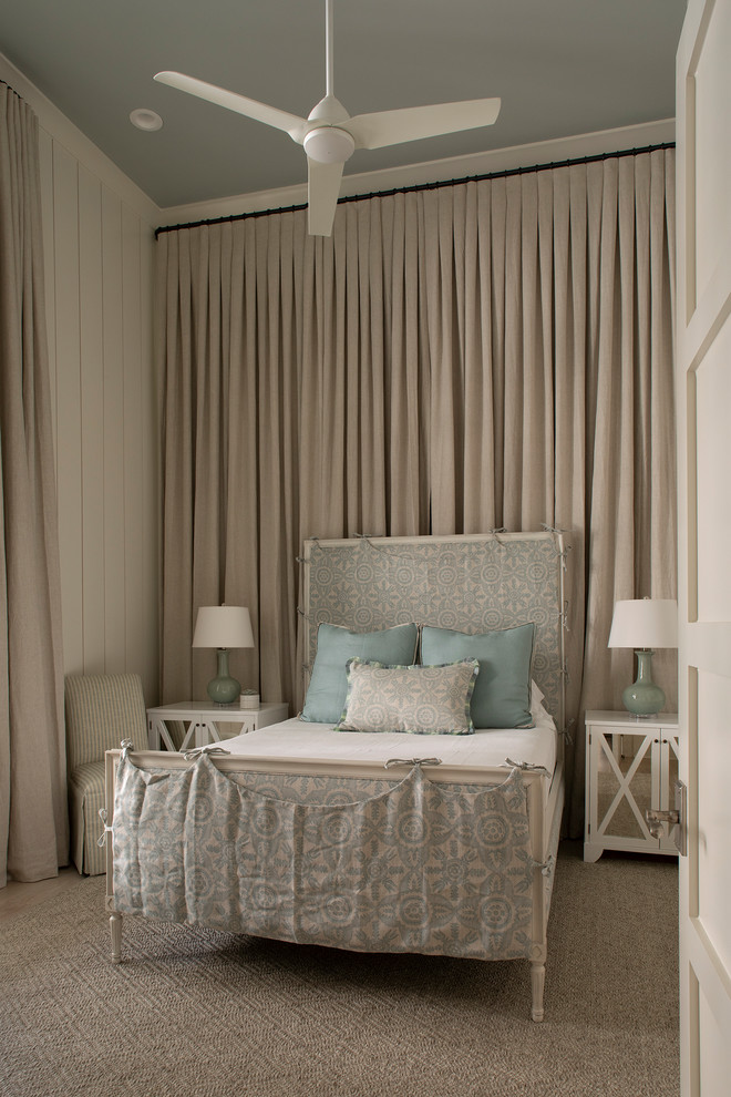 Ejemplo de habitación de invitados marinera grande con paredes blancas, moqueta y suelo beige