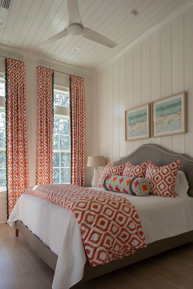 Стильный дизайн: гостевая спальня (комната для гостей) в морском стиле с белыми стенами, паркетным полом среднего тона и коричневым полом - последний тренд