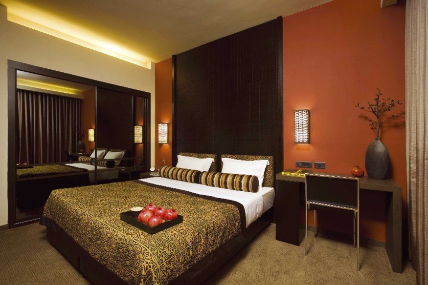 Пример оригинального дизайна: спальня в средиземноморском стиле с ковровым покрытием