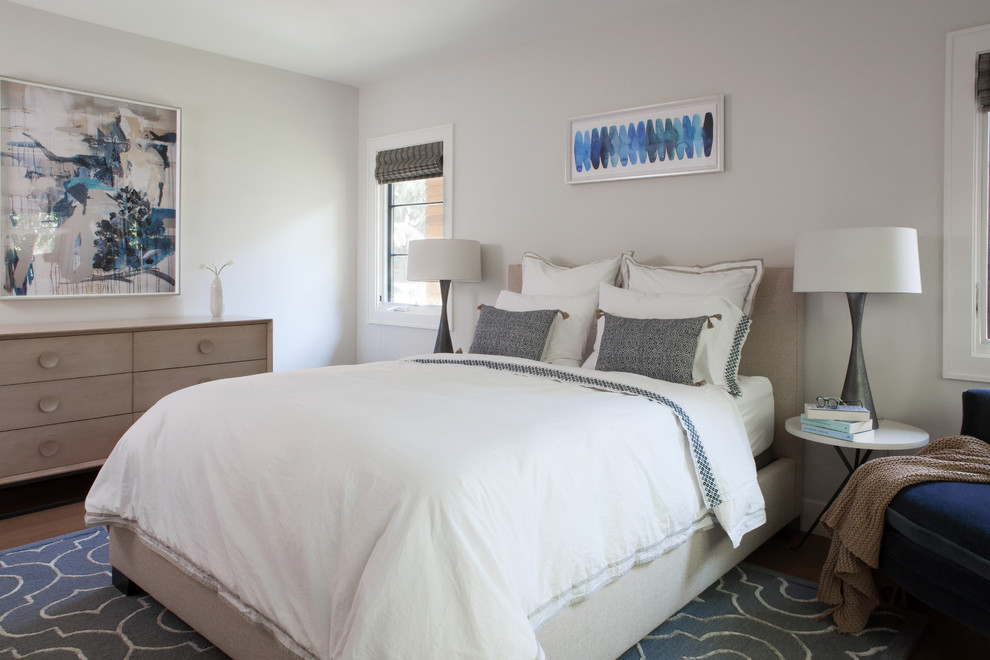 Imagen de habitación de invitados contemporánea de tamaño medio sin chimenea con paredes beige y suelo de madera en tonos medios